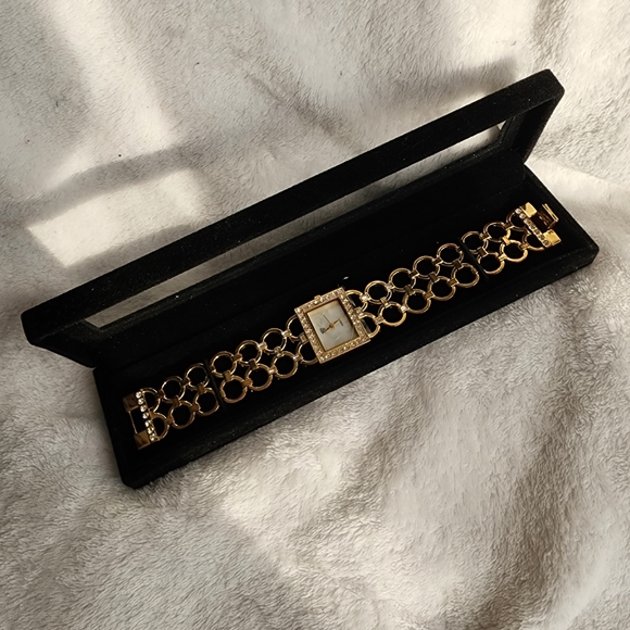 Elizabeth Taylor White Diamonds Watch - Picture 4 of 11